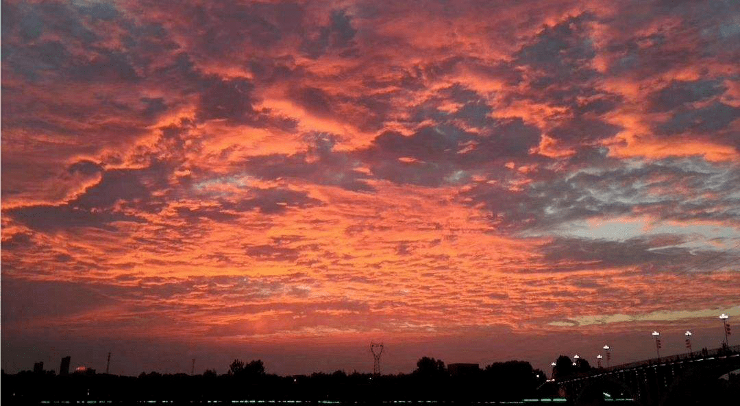 的火烧云变化极多,一会儿红彤形的,一会儿金灿灿的,一会儿半紫半黄