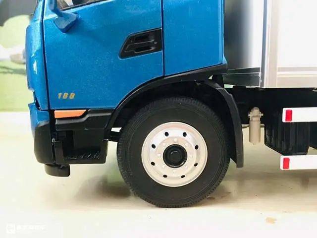 24比例东风天锦厢式载货车模型开箱,外观还原度高,依然有日产柴神鹰的