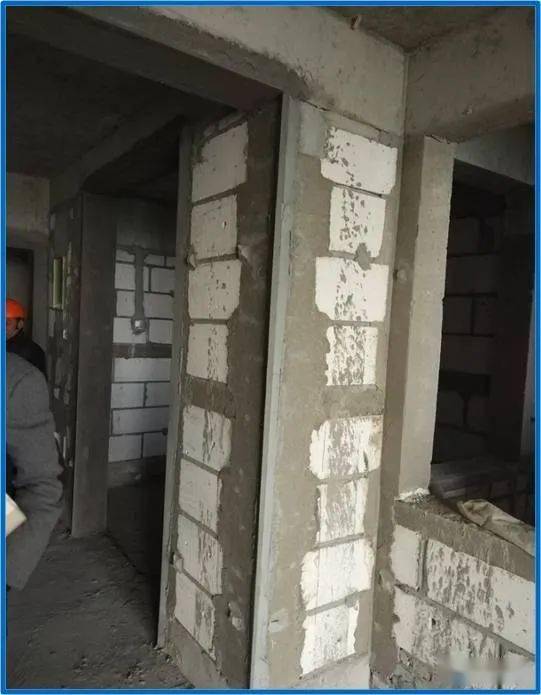 门窗阳角部位预先做用1:2水泥砂浆做护角,有效防止阳角的破损.