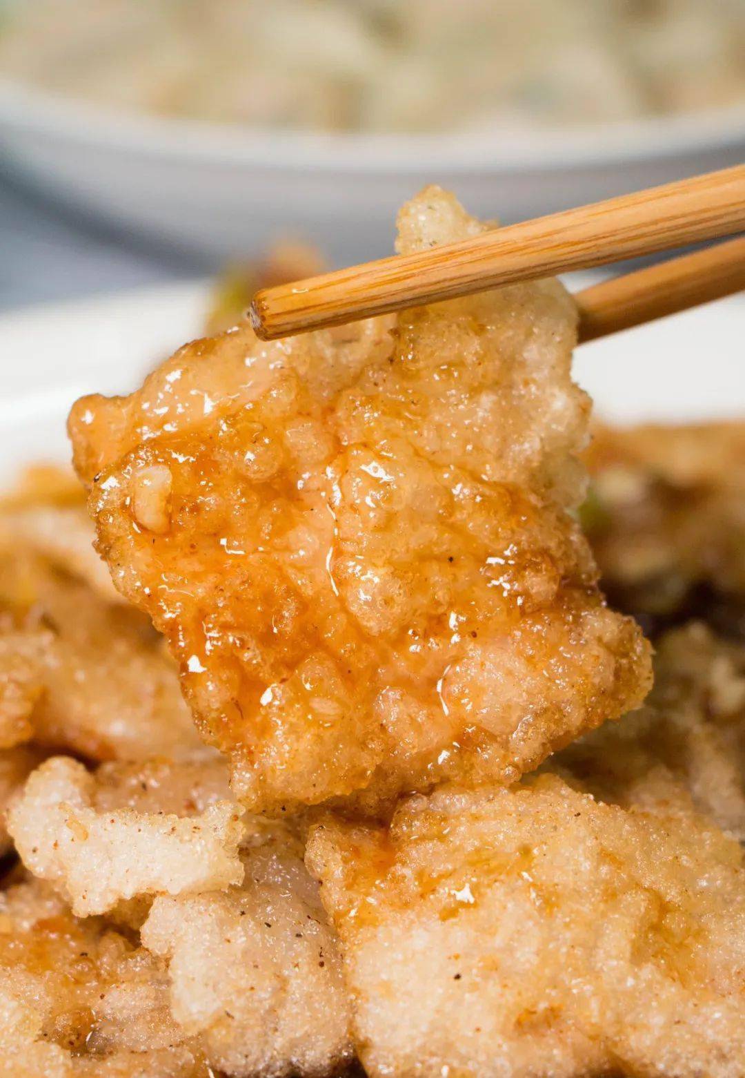 在油锅热到冒泡泡时下肉片,肉片炸好后再浇上浓稠的醋汁