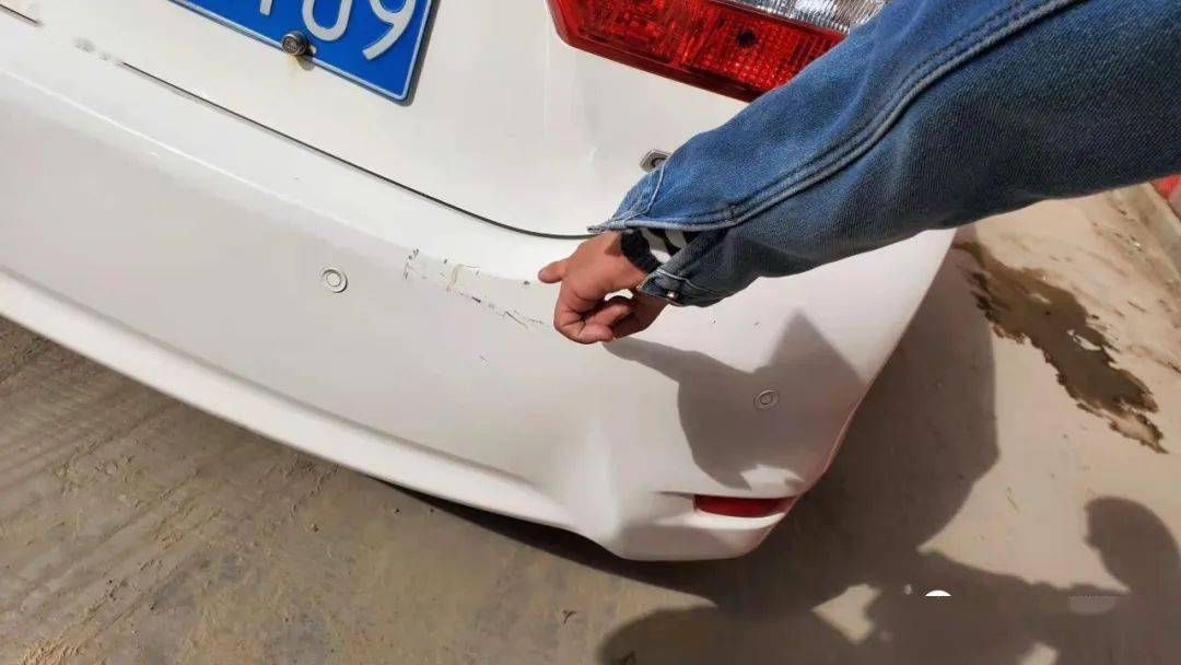 嘣一声澄海莲阳桥一小车被电动车追尾原因令人气愤