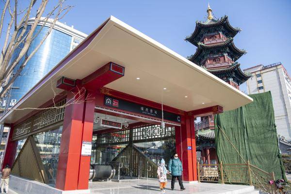 12月26日,市民在太原市轨道交通2号线开化寺街站候车.