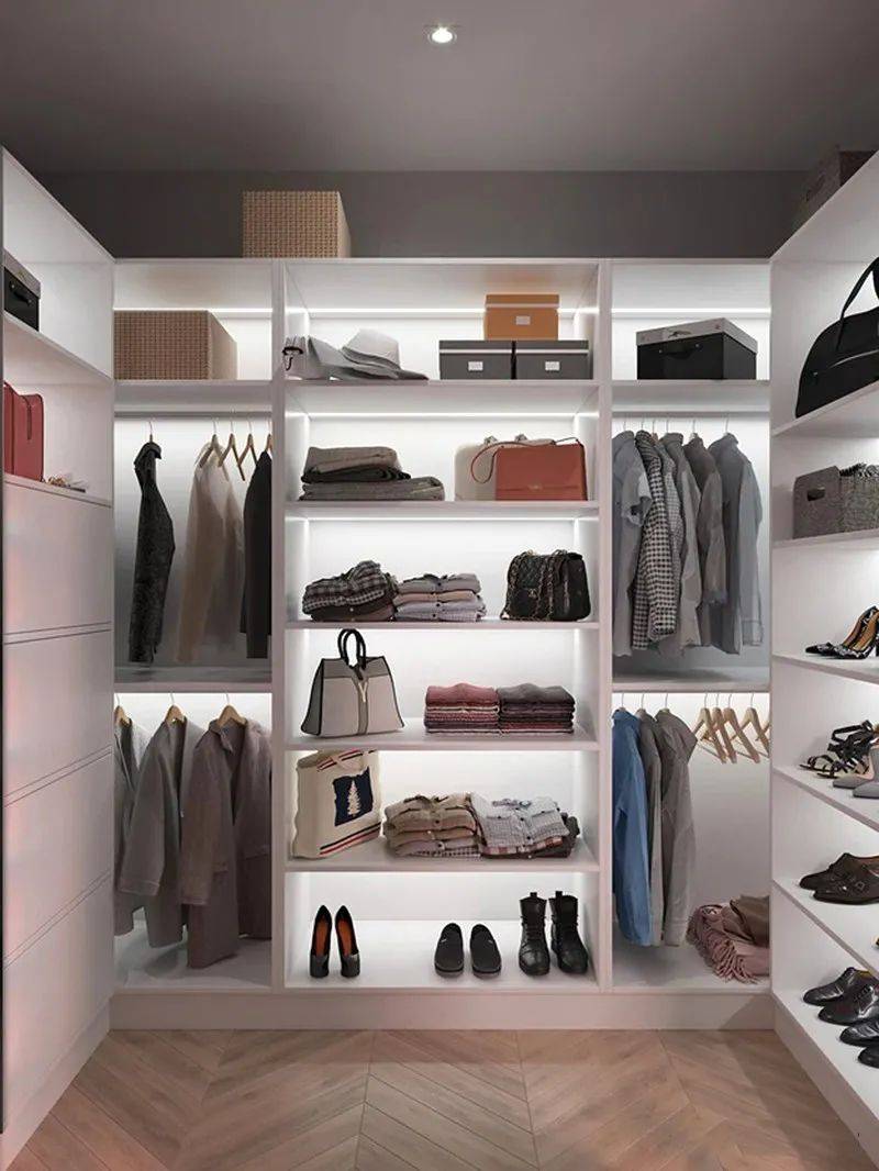 作为一名时尚女性,卧室内的衣帽间主要是收纳女主人的衣物,鞋子,包包.