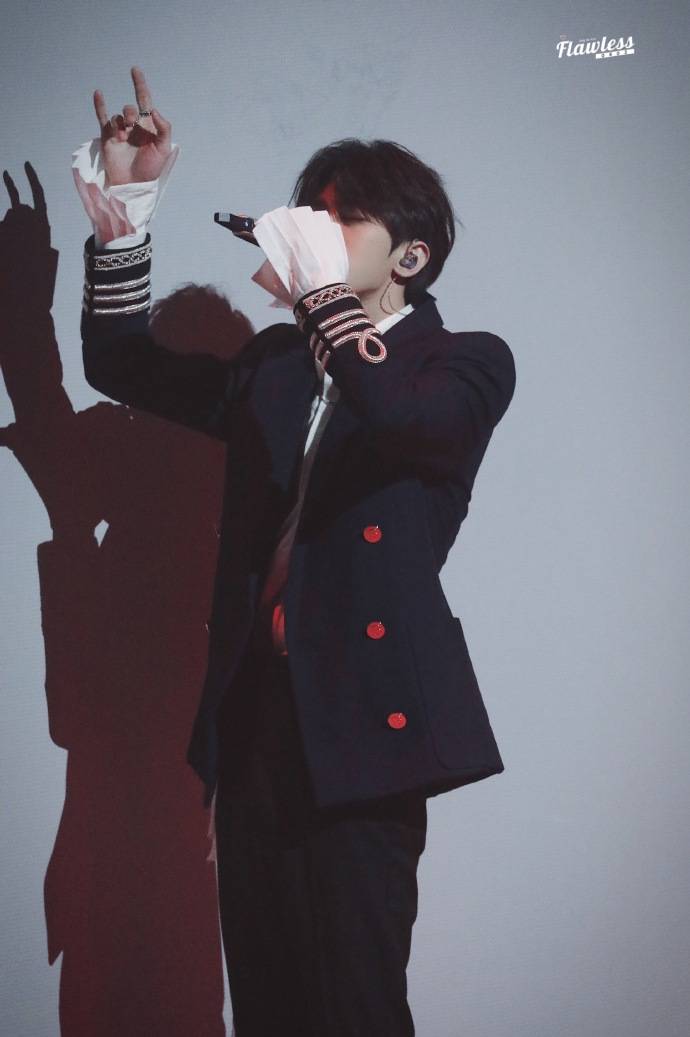 制作人谭伊哲采访提到蔡徐坤:约着吃火锅早到半小时都没有动筷子