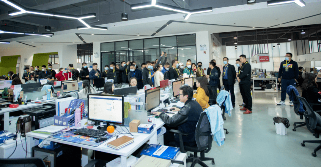 下午17:30,抵达九机总部看着每一位学员如此沉浸,不舍离开的样子,大叔