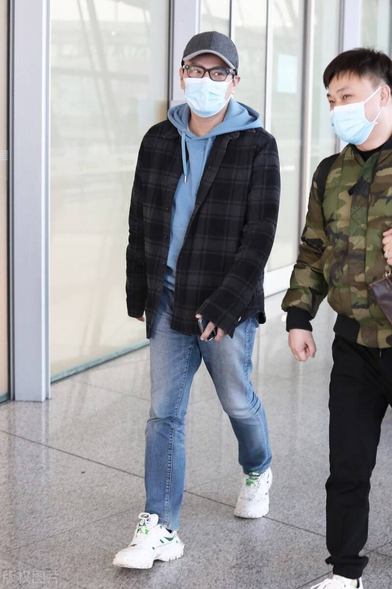 男神张信哲现身机场,蓝色卫衣配格外外套儒雅有气质