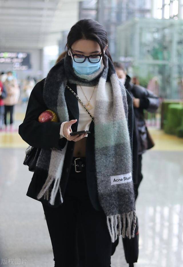 戴萌穿白色露脐装搭配小西装现身穿搭帅气有魅力