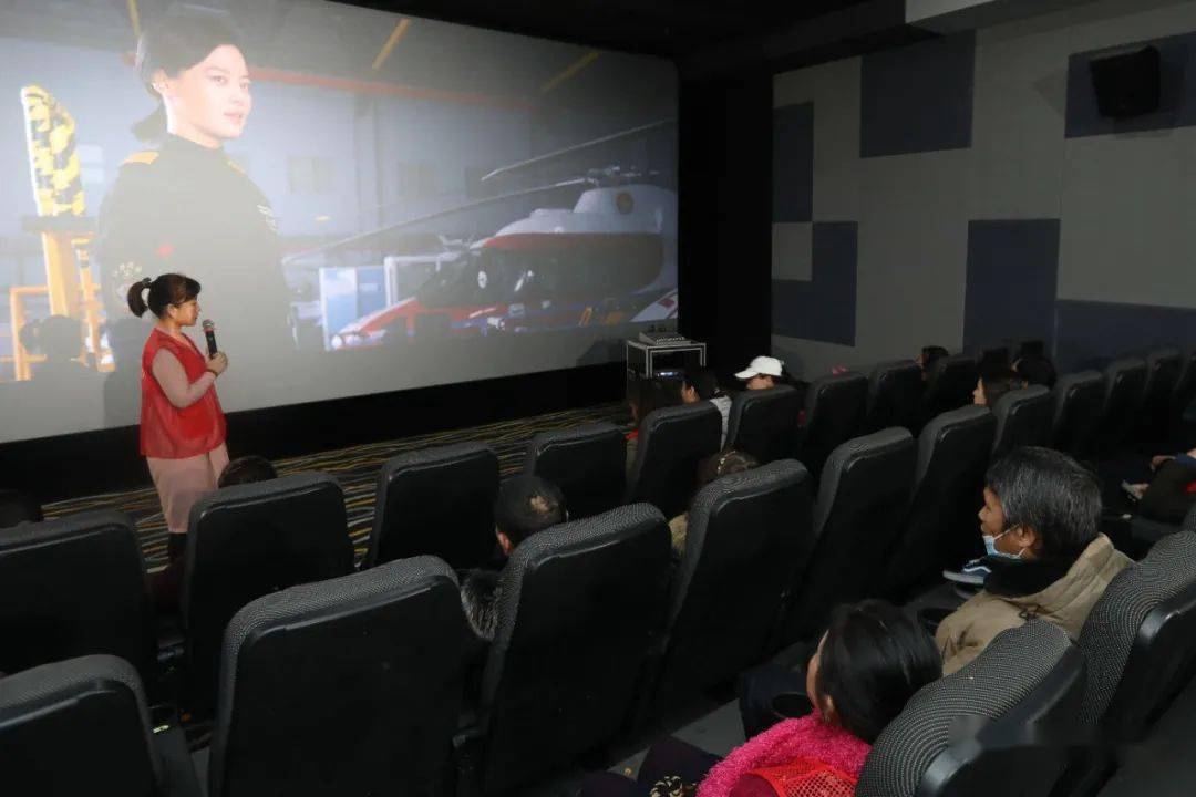 【港城印迹】志愿者带盲人"看电影"