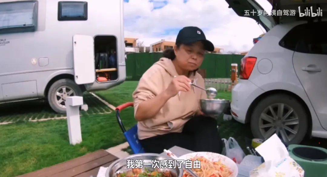 56岁阿姨自驾"出逃":我们都在大雾中寻找出口