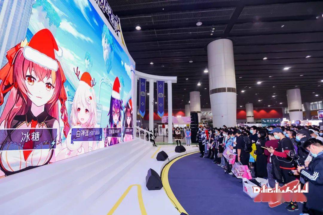 观众可以实时和"泠鸢yousa","东爱璃lovely","进击的冰糖"等约 20 多