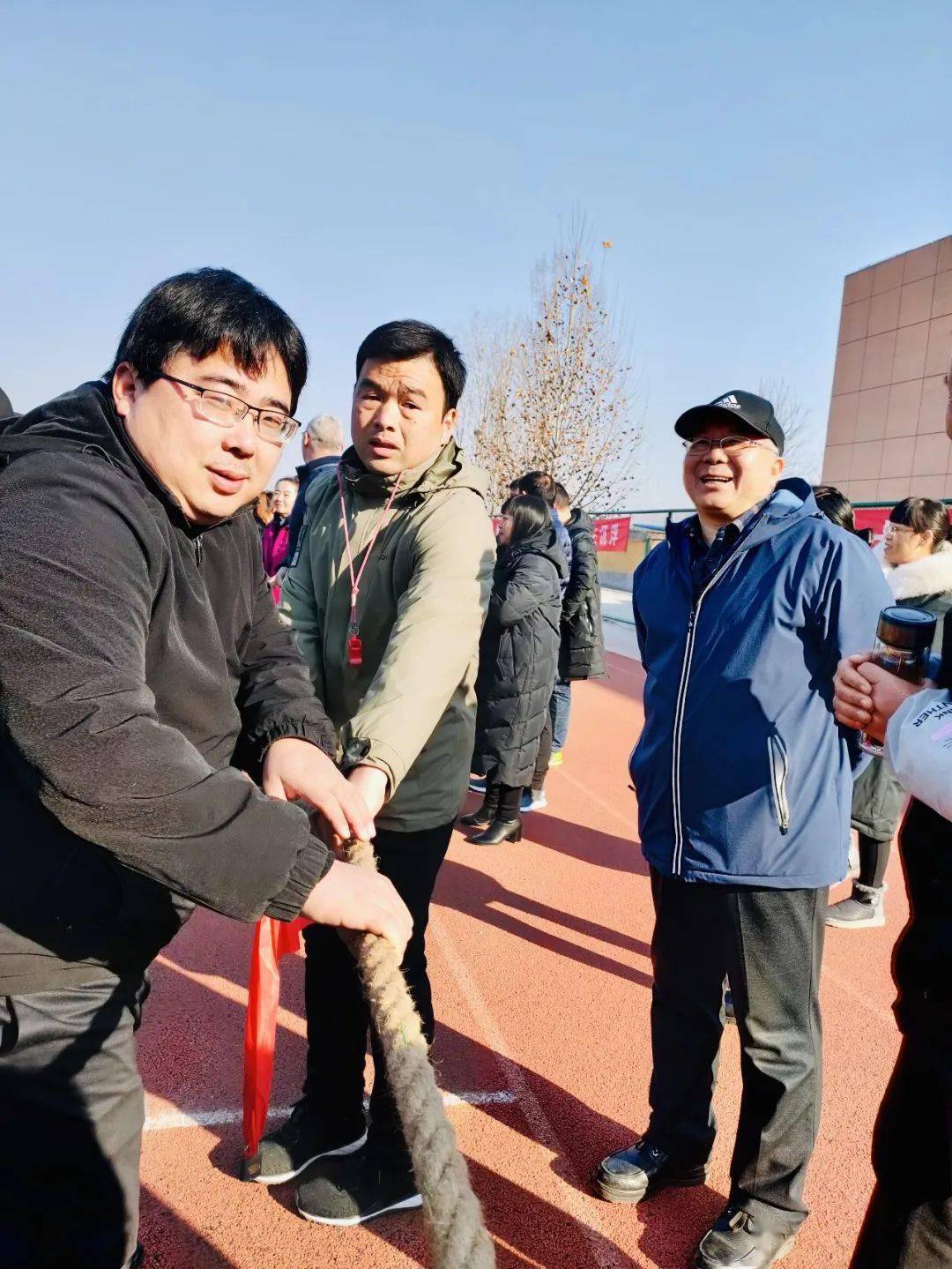 拔河健走强体魄,教师运动展风采