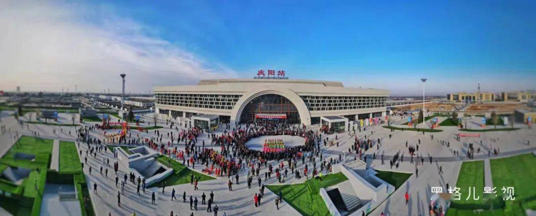 以此来表达载歌载舞西峰人民庆阳站前广场上西峰区正式跨入了高铁时代