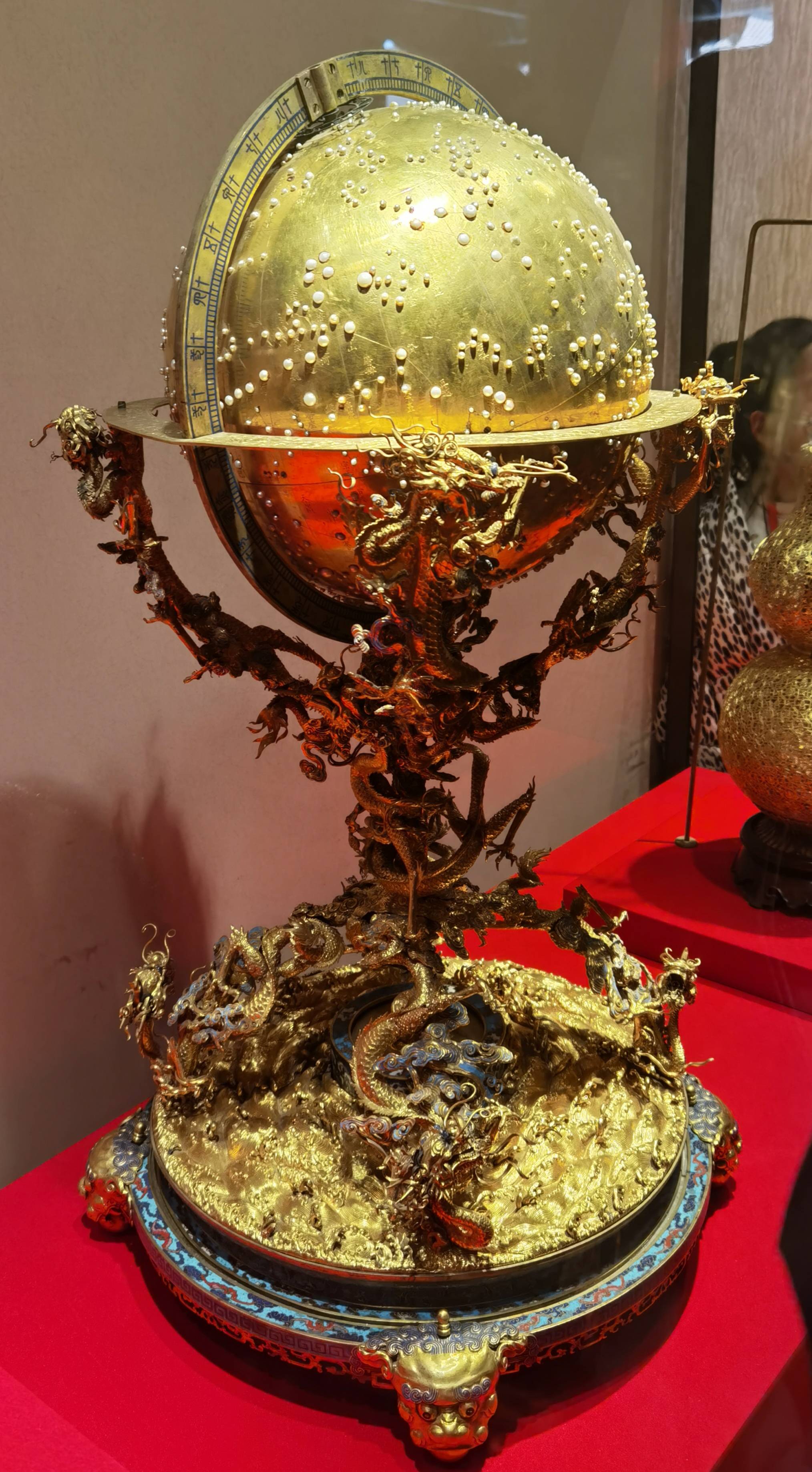看见文物九龙环绕纯金打造金嵌珍珠天球仪