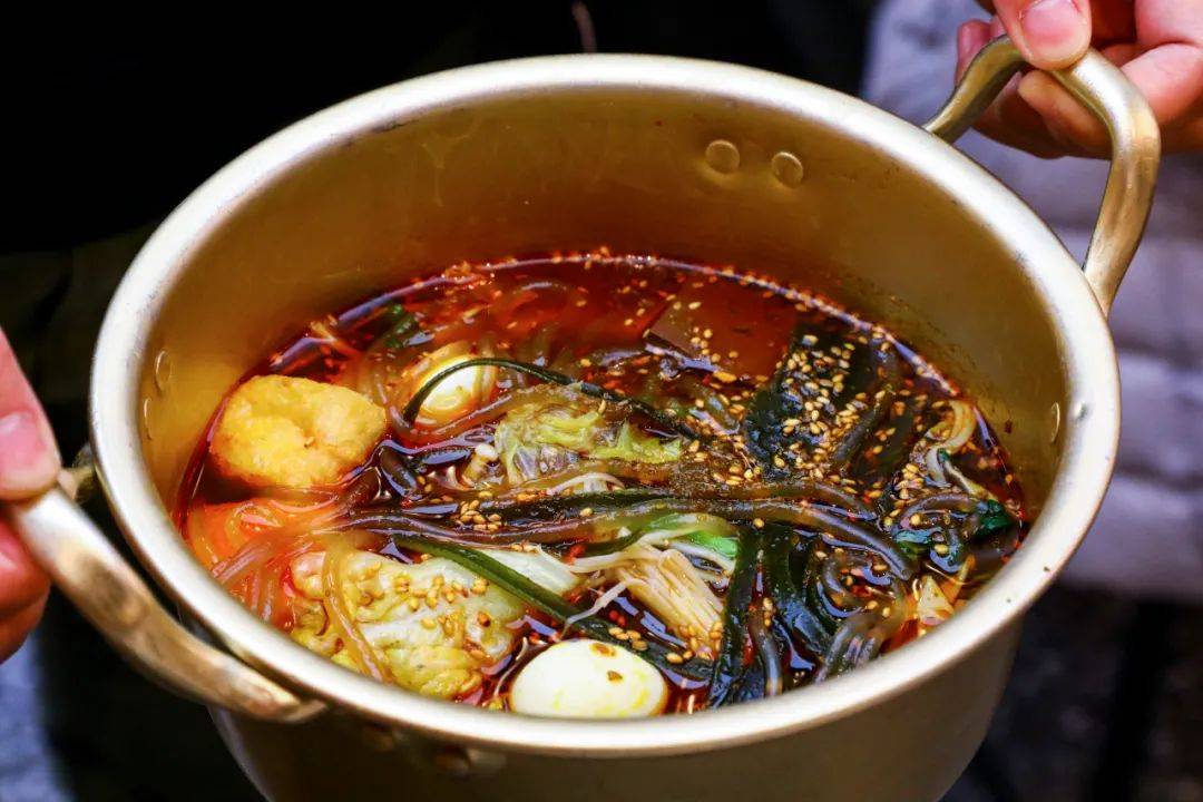 这里的麻辣烫是用锅装的,汤底是牛骨汤,常规的搭配是全素的,喜欢吃