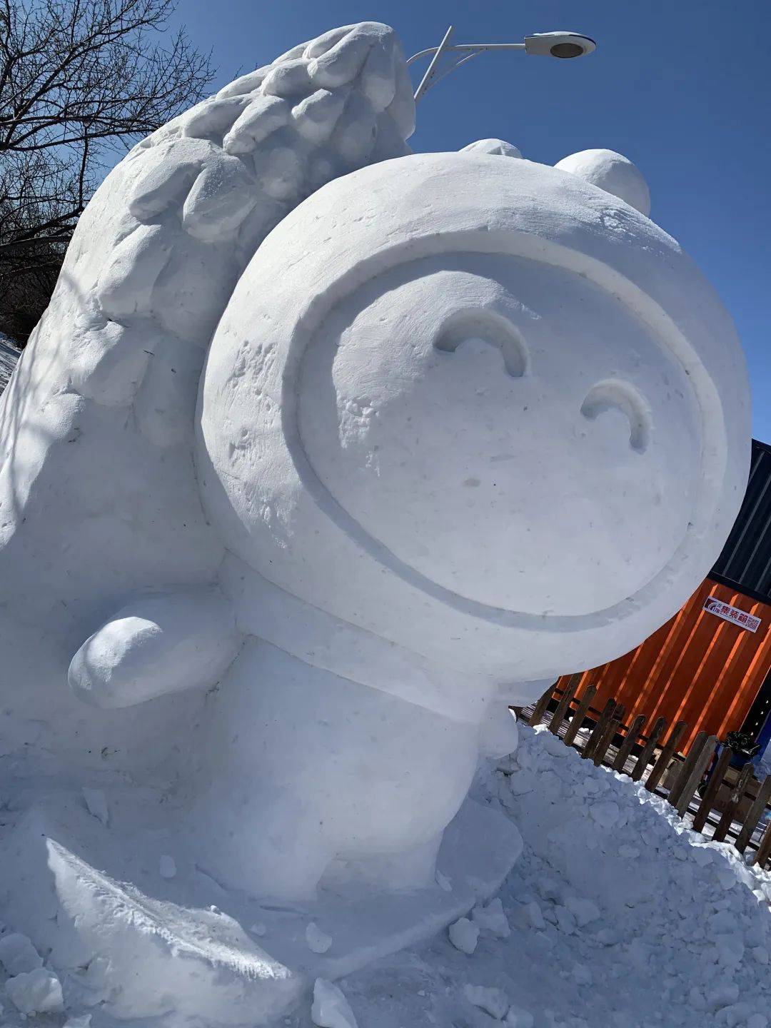 冰墩墩雪容融雕塑图片