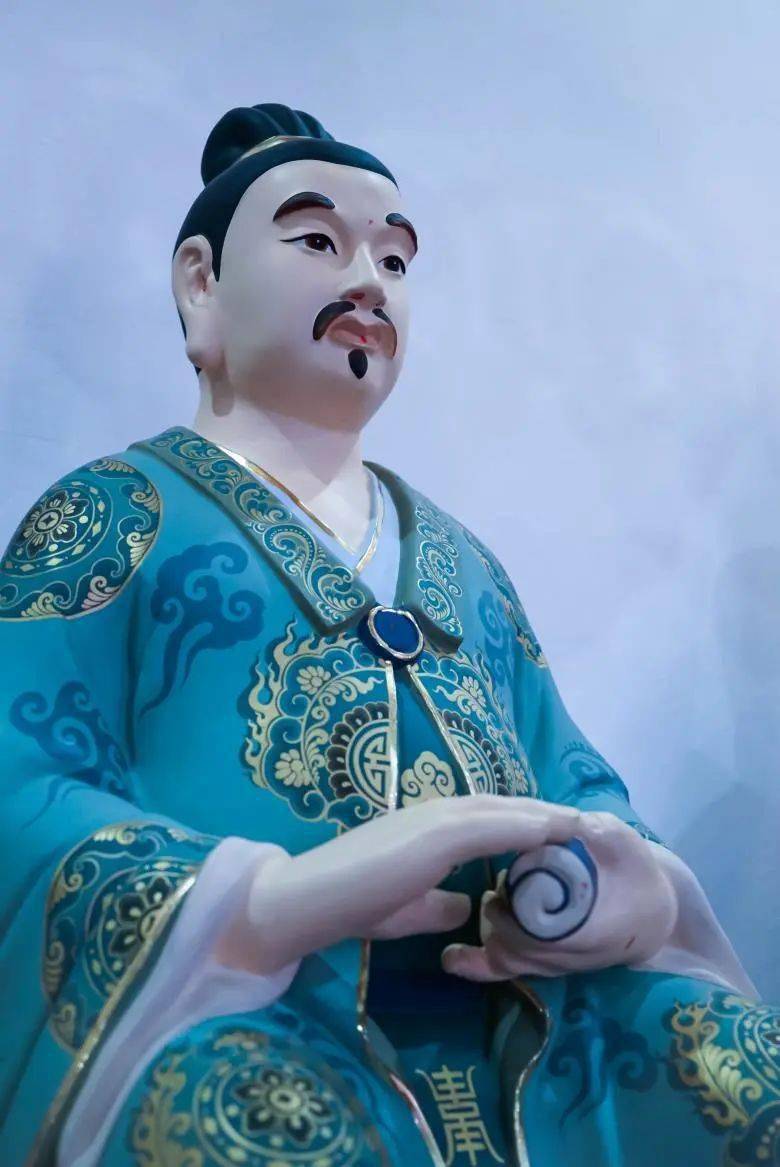 传说(白话):辛巳太岁相,双手持画轴.