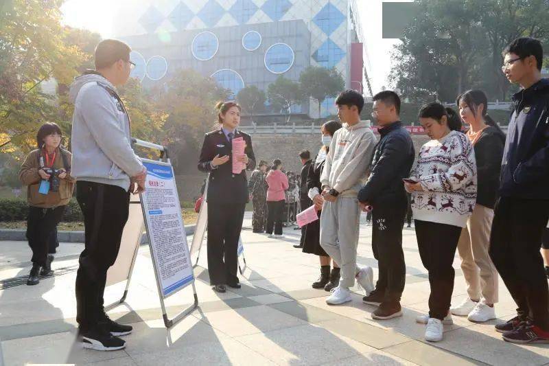 我院党委委员,副院长赖焕标在启动仪式后启动市教育局领导及市公安局