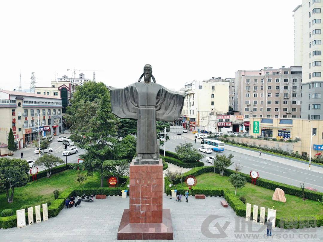 向名人杜甫致敬,感受杜甫身上的家国情怀~如果我在巩义车站杜甫像遇见