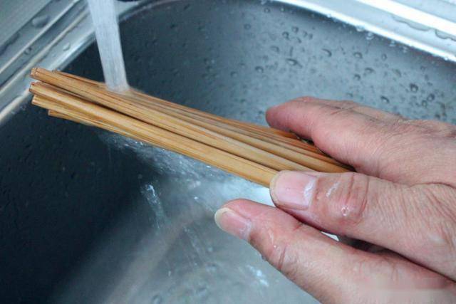 洗筷子时,牢记别用手搓了,难怪越洗越脏,教您正确做法,别弄错