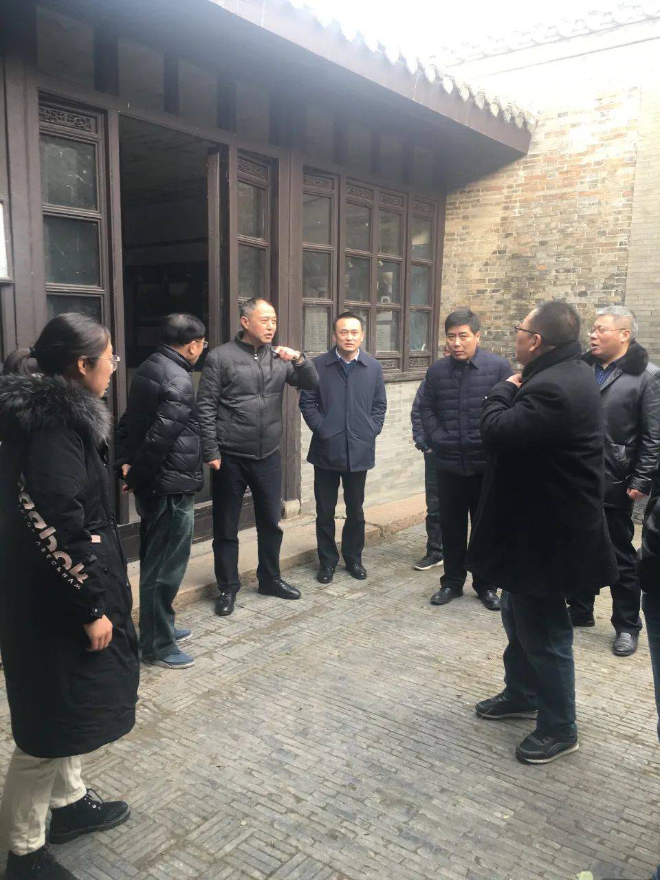 上海市政协委员交通银行博馆馆长杨德钧一行来扬考察胡笔江故居