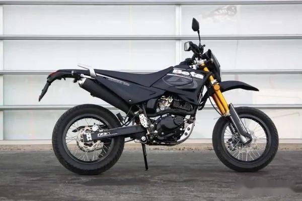 少见的轻骑藏獒改装:beta motard 200 | 每日一车