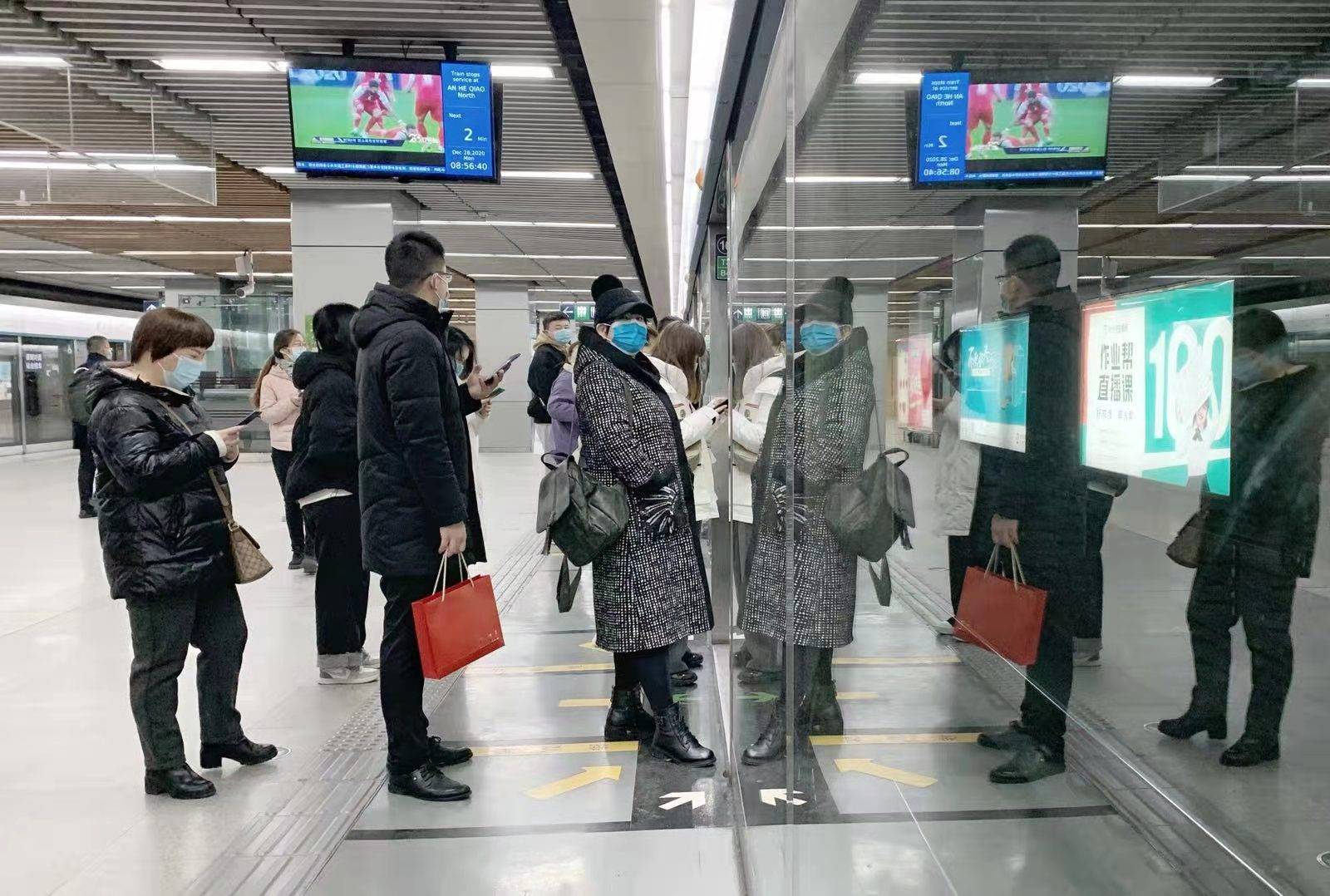 北京多条地铁线路重启严格限流措施有车站站外排队百米站内宽松