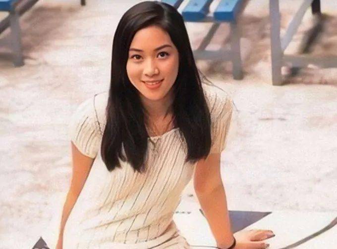 与妈妈妹妹聚餐,徐妈妈打扮贵气,妹妹长相平凡也嫁入豪门_徐子欣