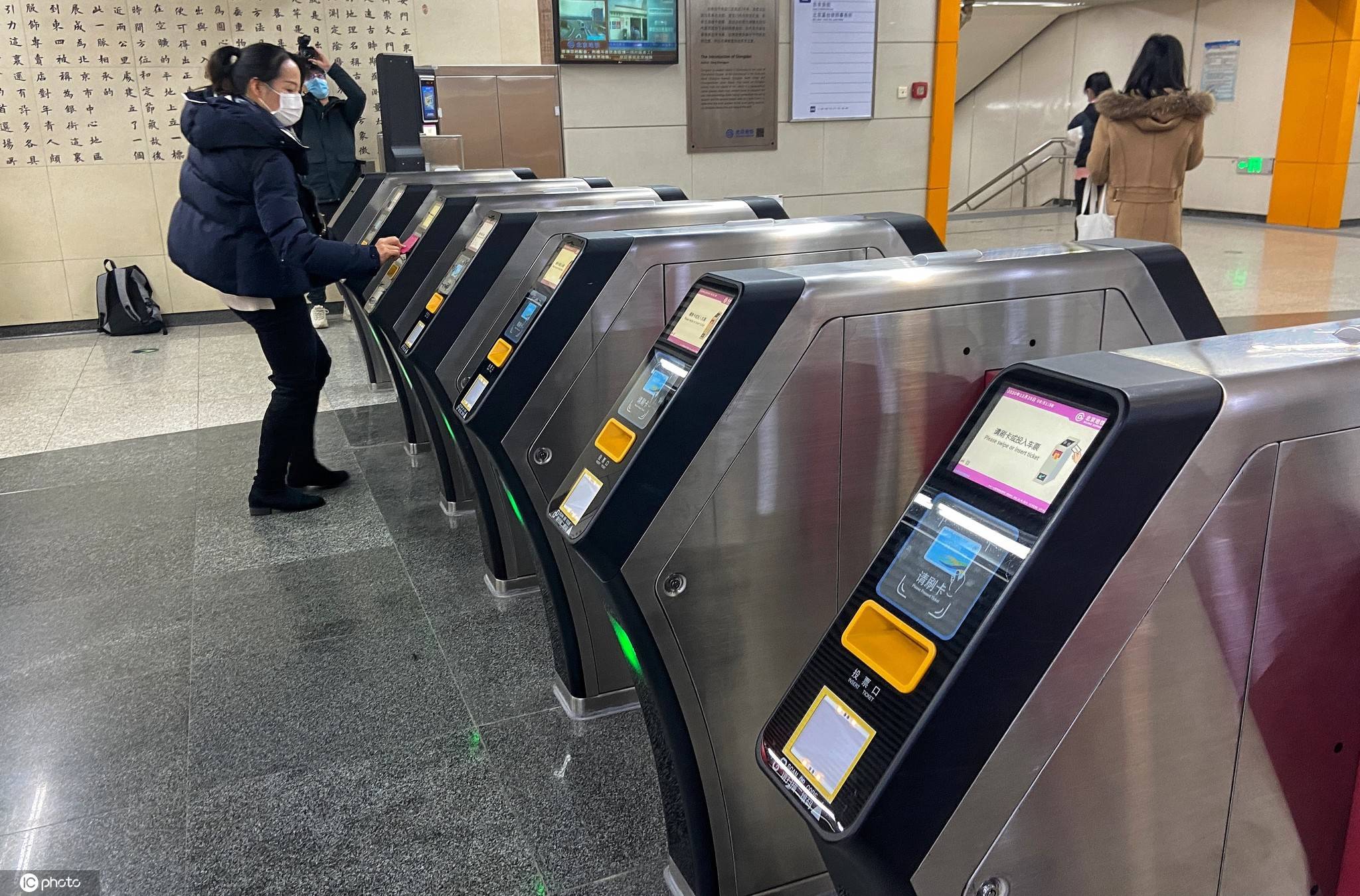 北京地铁出行新体验 双目闸机可精准识别与保护人和物的安全