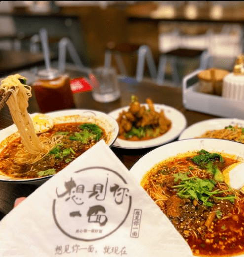 从外面看像一家很文艺清新的咖啡店,实际是一家精致到极致的面馆,从