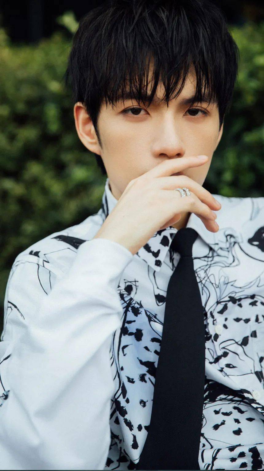 手机壁纸r1se张颜齐