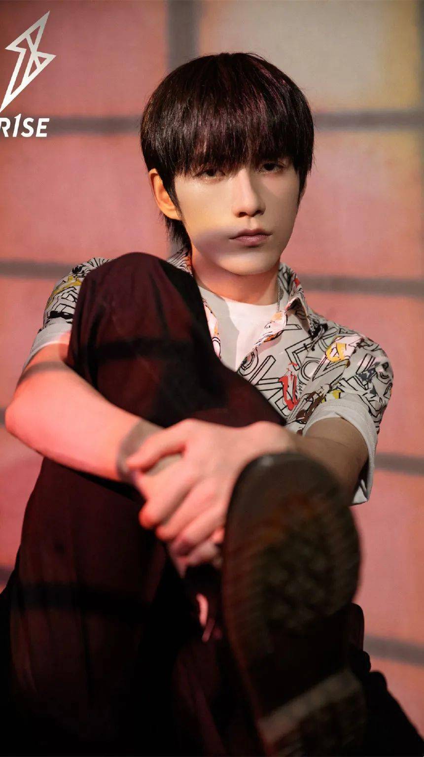 手机壁纸r1se张颜齐