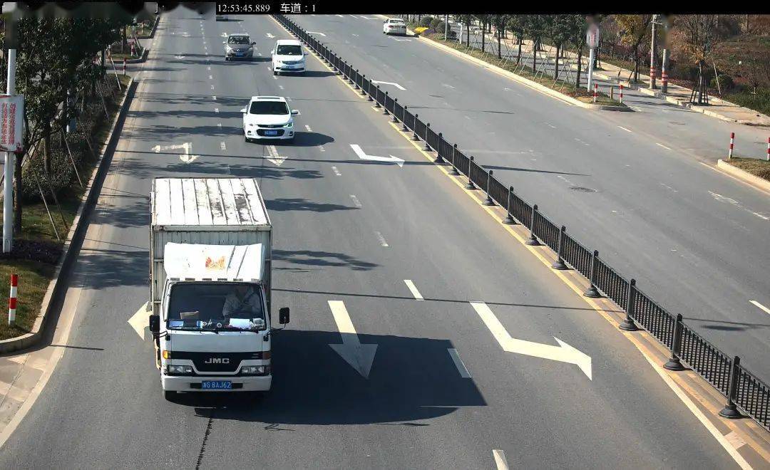 浙g355bd仅6天开车玩手机3次被拍