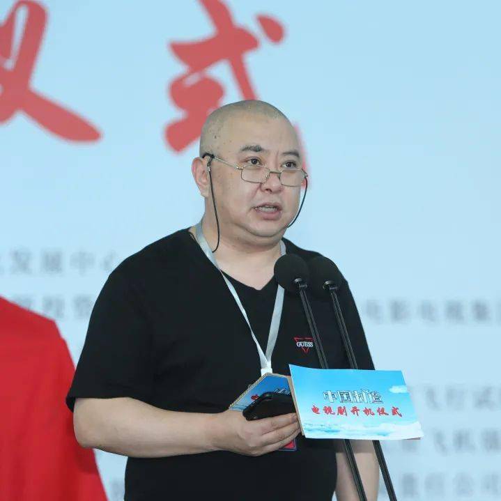 听听导演和主创说了什么李云亮导演说我们这部作品是通过三代航空人