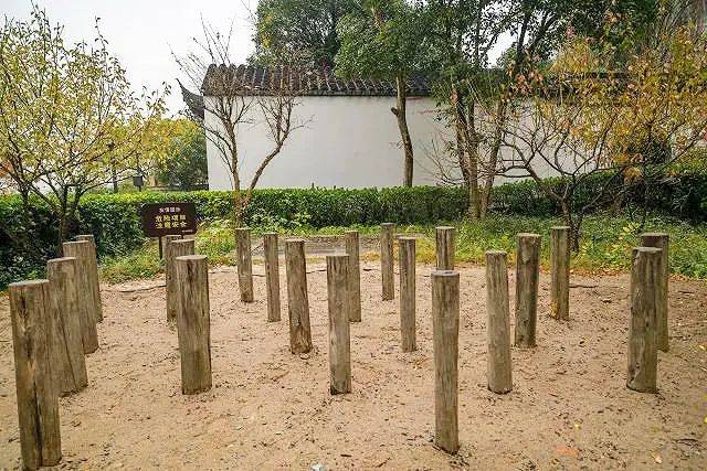 见此山甚是清幽,便常驻石公寺 一住就是十余年 现存的梅花桩依稀可以