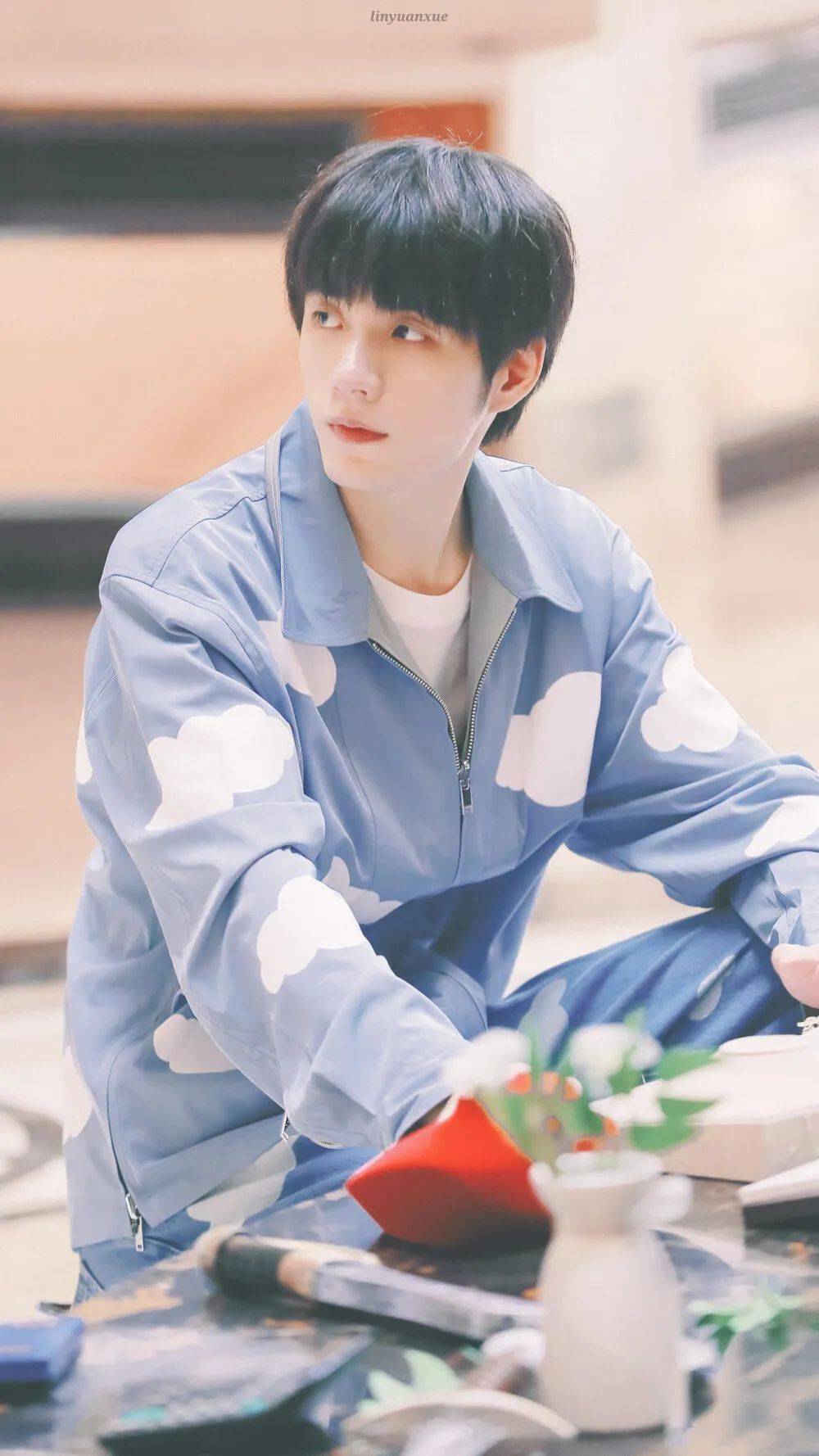 手机壁纸r1se张颜齐