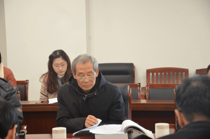 会上,《嘉兴统战志》编纂组莫建华同志对志书的编纂过程,篇章布局