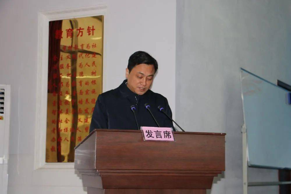 县人民政府副县长杨卫民同志代表五峰土家族自治县人民政府对市慈善