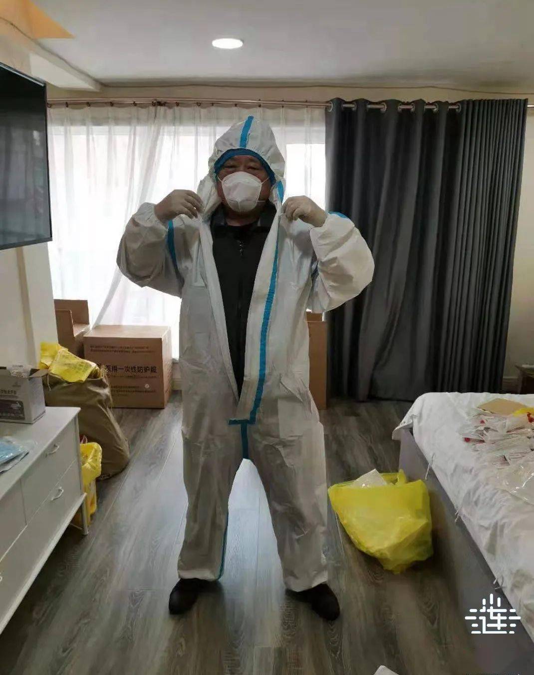 封闭小区里,被这个眼神暖到了!_隔离