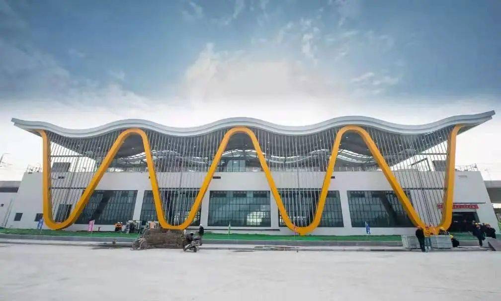 此外,今天,杭海城际铁路项目首次对外展示盐官站内装饰装修风格及设备