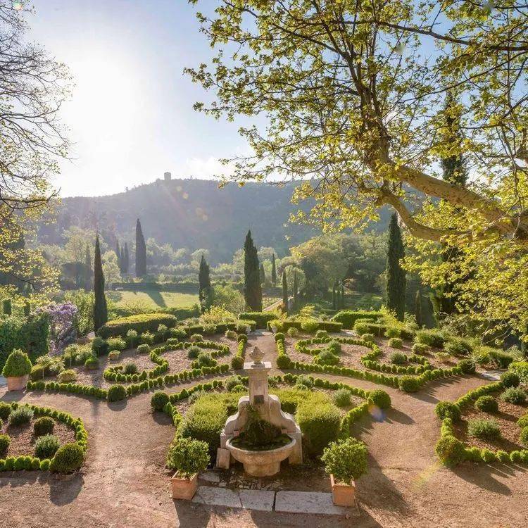 浪漫慵懒的法国人,造出的庭院竟和他们的性格大相径庭!