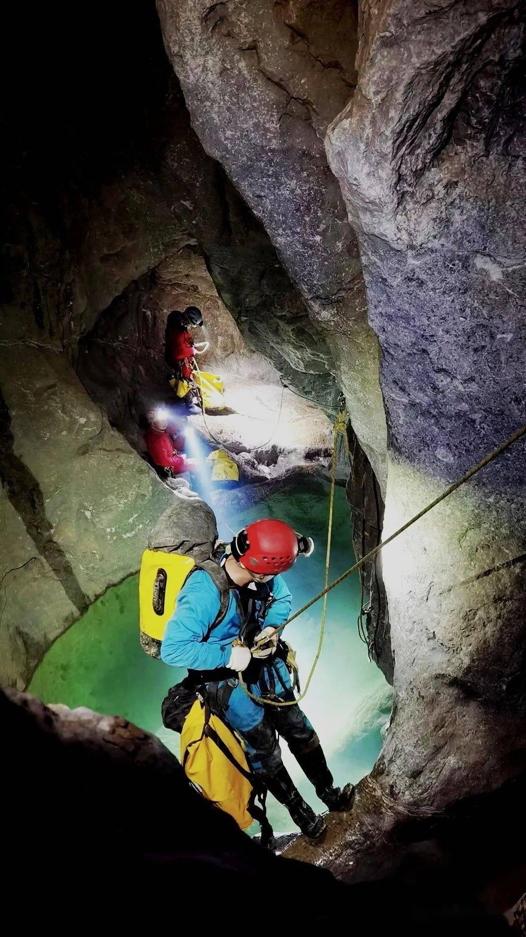 2020年12月6日09:30,2支测量小组完成最终洞穴测量工作.