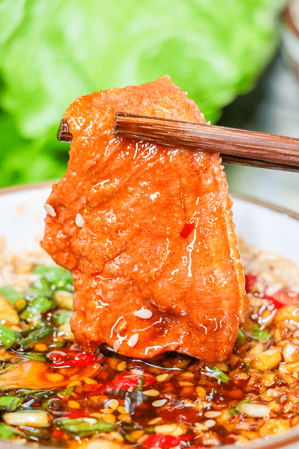 煮熟后的猪舌依然保持着原来的色泽,一口下肚,口感嫩滑有弹性.