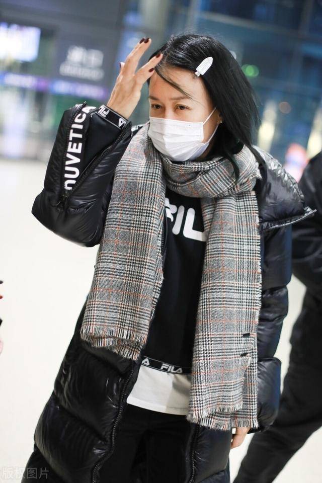 那英低调现身机场,短发佩戴发卡有少女模样