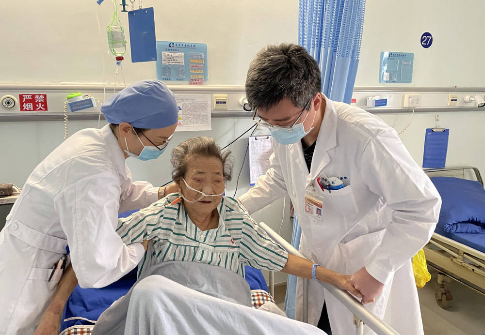 前后50年7次腹部手术78岁老太康复出院迎新年