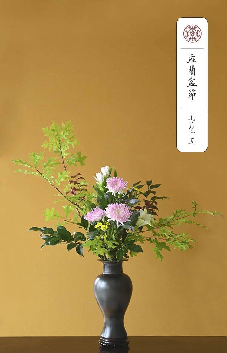 期和佛菩萨圣诞等佛教重大节日,邀请专业花艺师配合寺院法师插花供佛