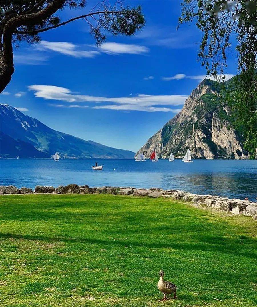 这面湖天蓝蓝水蓝蓝