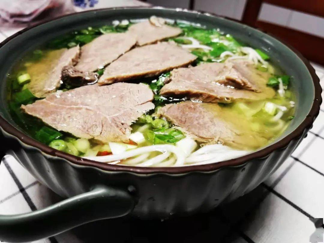 早餐来个牛肉米线.然后,我们就可以用这锅汤来打发一整天啦.