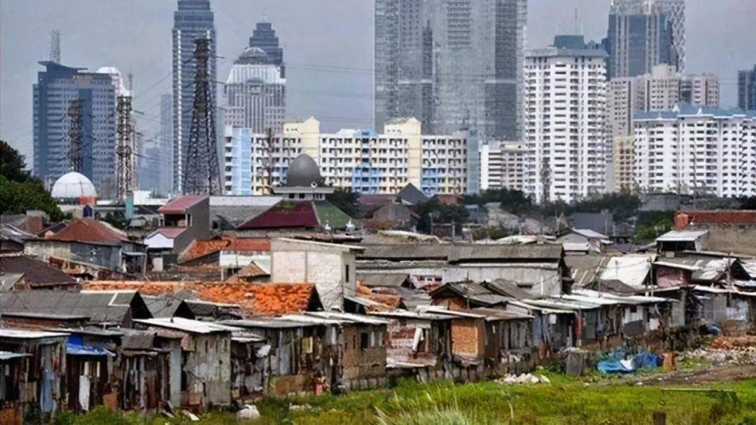 许多西方国家存在的高贫困率,高犯罪率的城市贫民窟就是很好的例证.