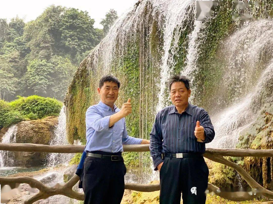 赠送"惟仁者寿"寿匾给寿民邓诚才老人的故居,是巴马长寿文化的发源地