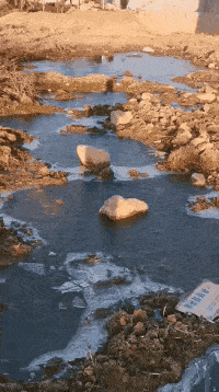 池塘结冰 自来水滴水成冰 北团,宣和网友一大早拍下这一幕 室外水结冰